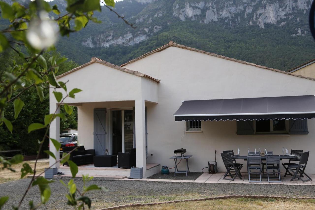 Private Riverside Villa With Breathtaking Views アクサ エクステリア 写真